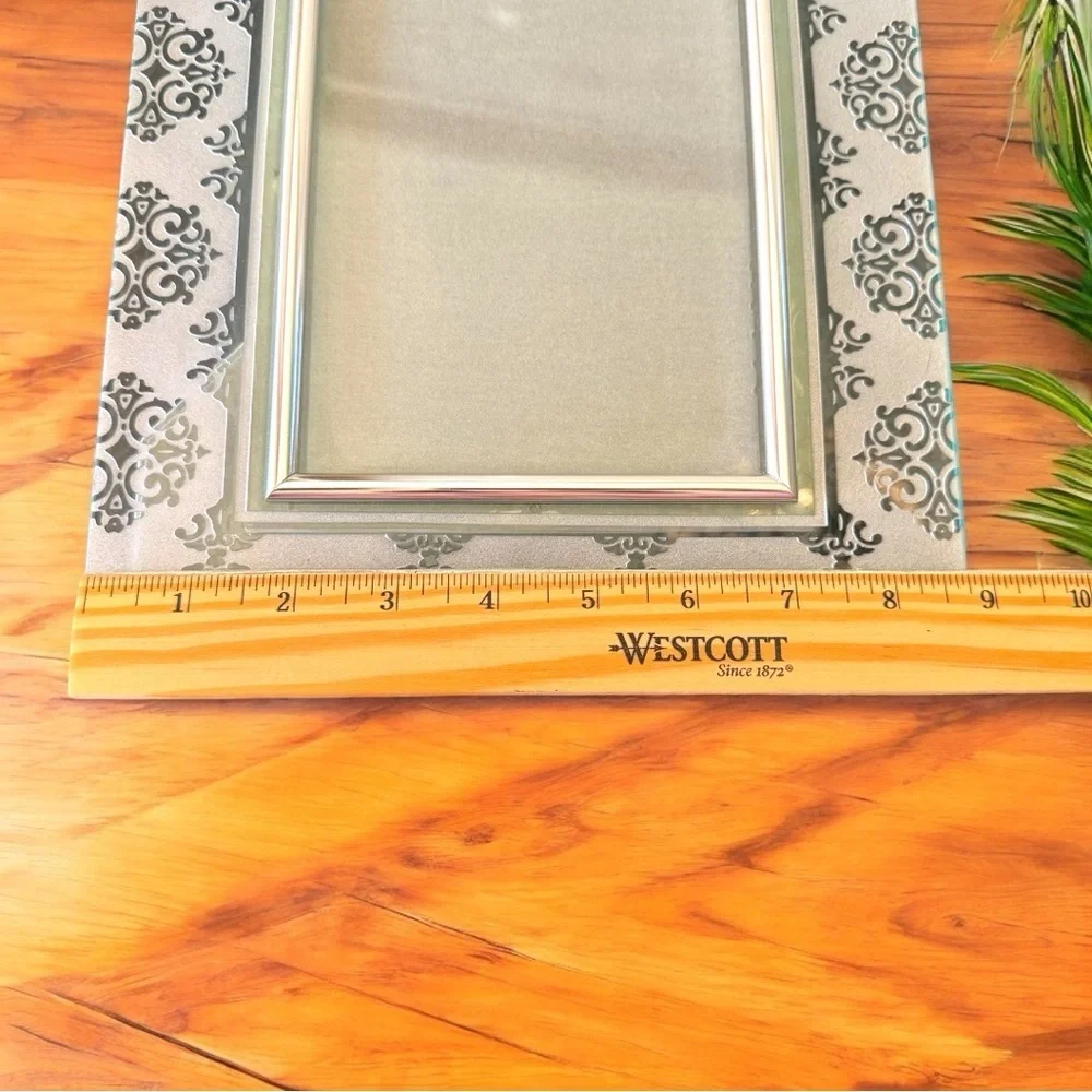LENOX Newport Galerie 5x7 Picture Frame – Silver & Frosted Glass Design